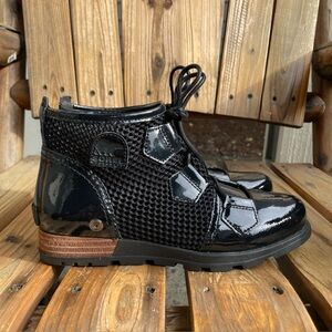 Sorel Major Mesh‎ Lace Bootie Size 6 Black Patten Leather Ankle Boot